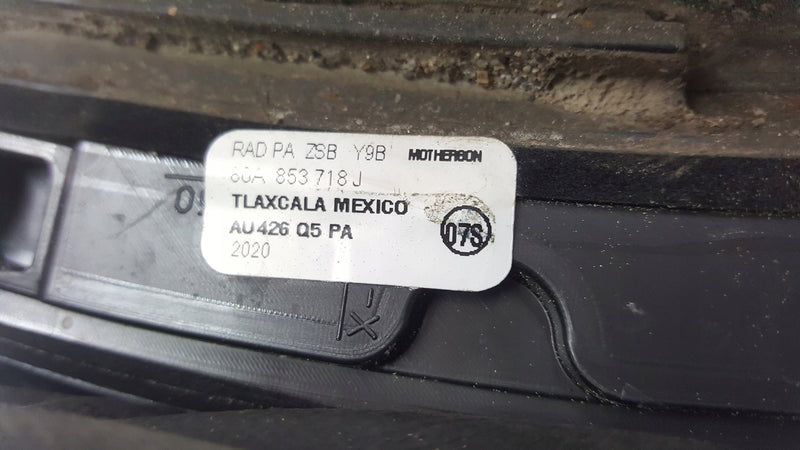 Listwa błotnika przedniego prawa strona AUDI Q5 80A853718F demontaż