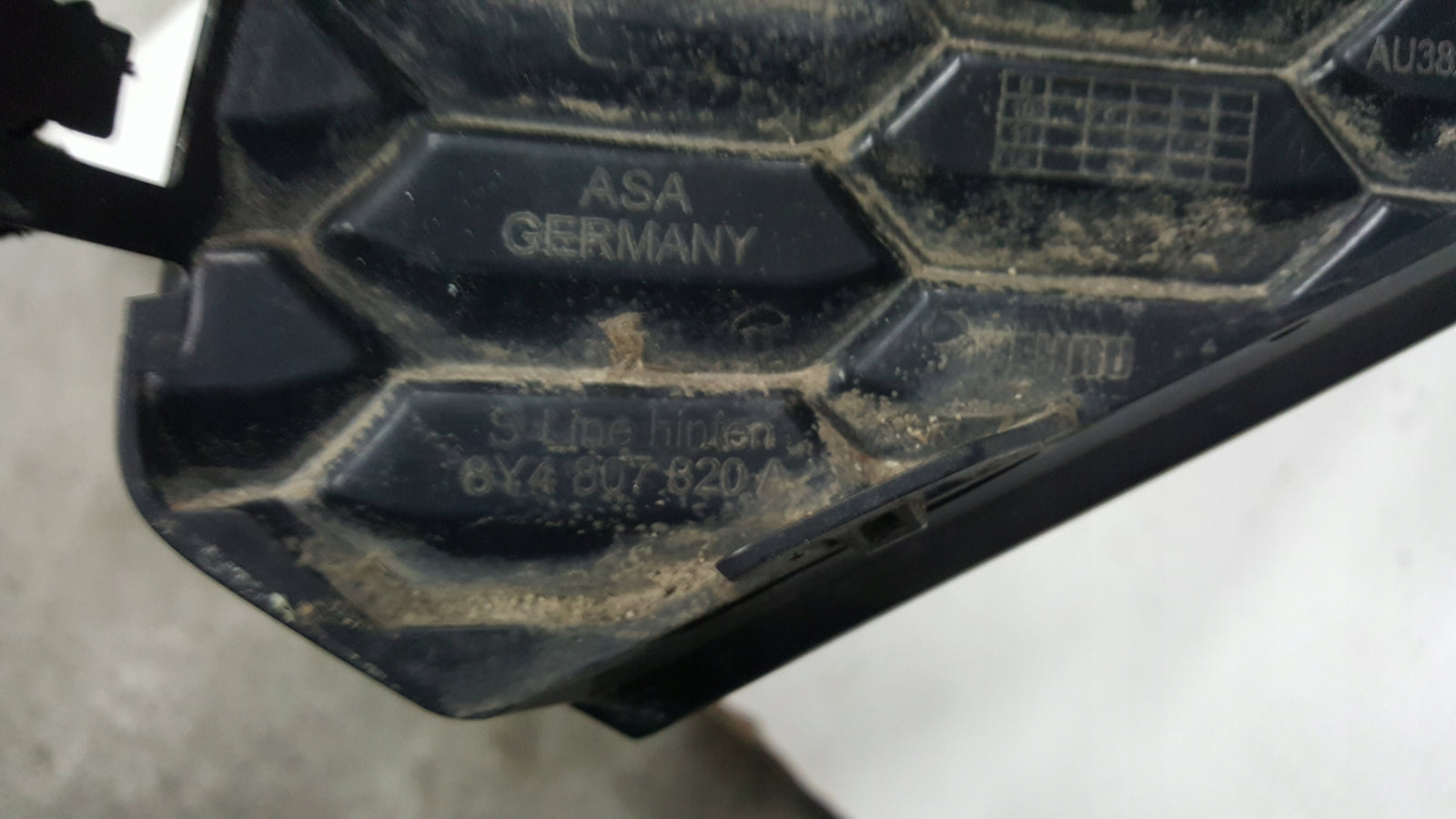 Kratka zderzaka prawy tył AUDI A3 8Y4807820A