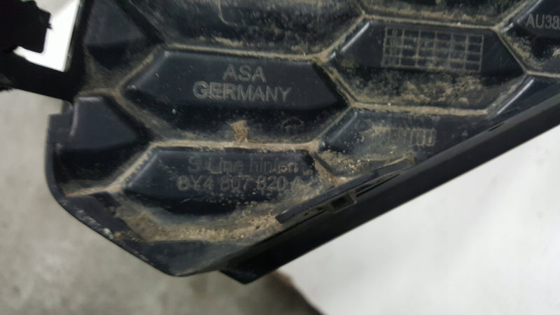 Kratka zderzaka prawy tył AUDI A3 8Y4807820A