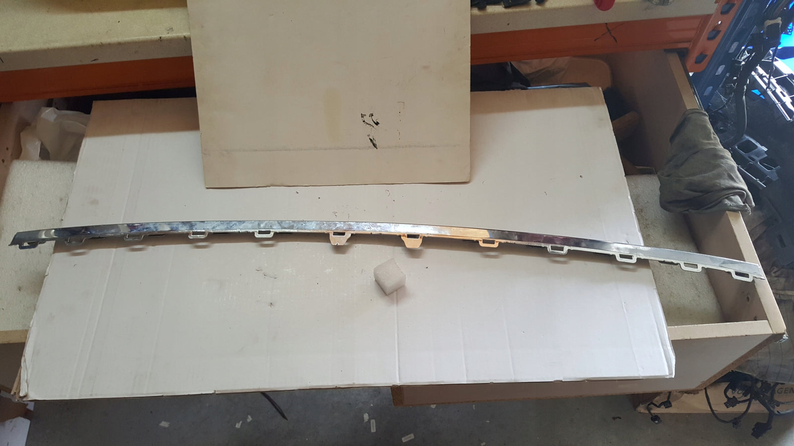 Listwa chrom zderzaka tylnego VW TOURAN 5TA853146 demontaż