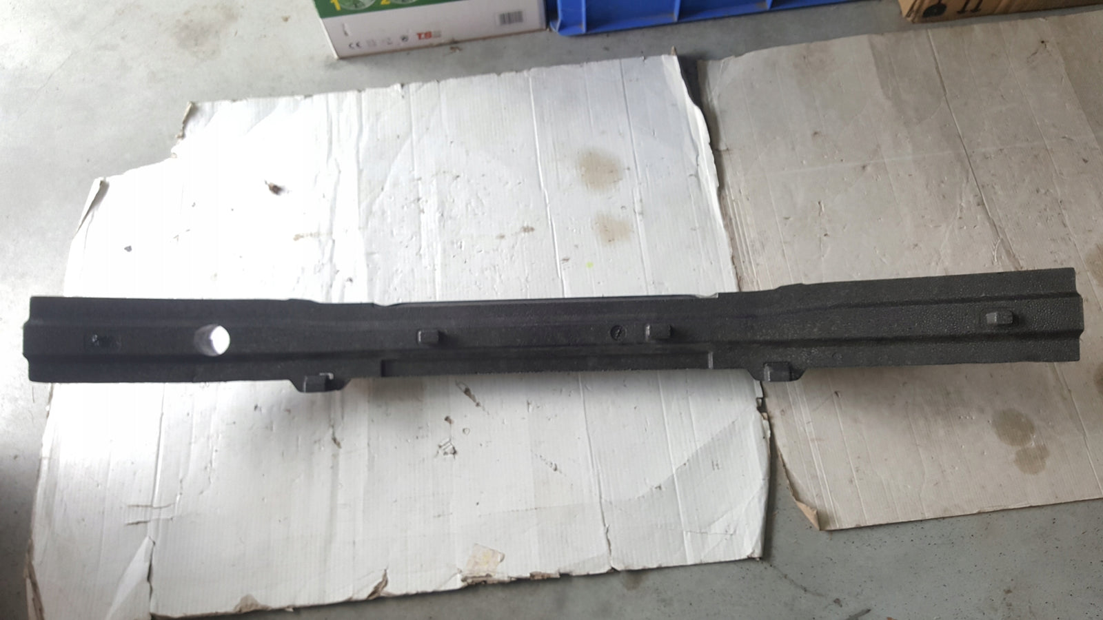 Absorber zderzaka przedniego SKODA ENYAQ 5LA807248 demontaż