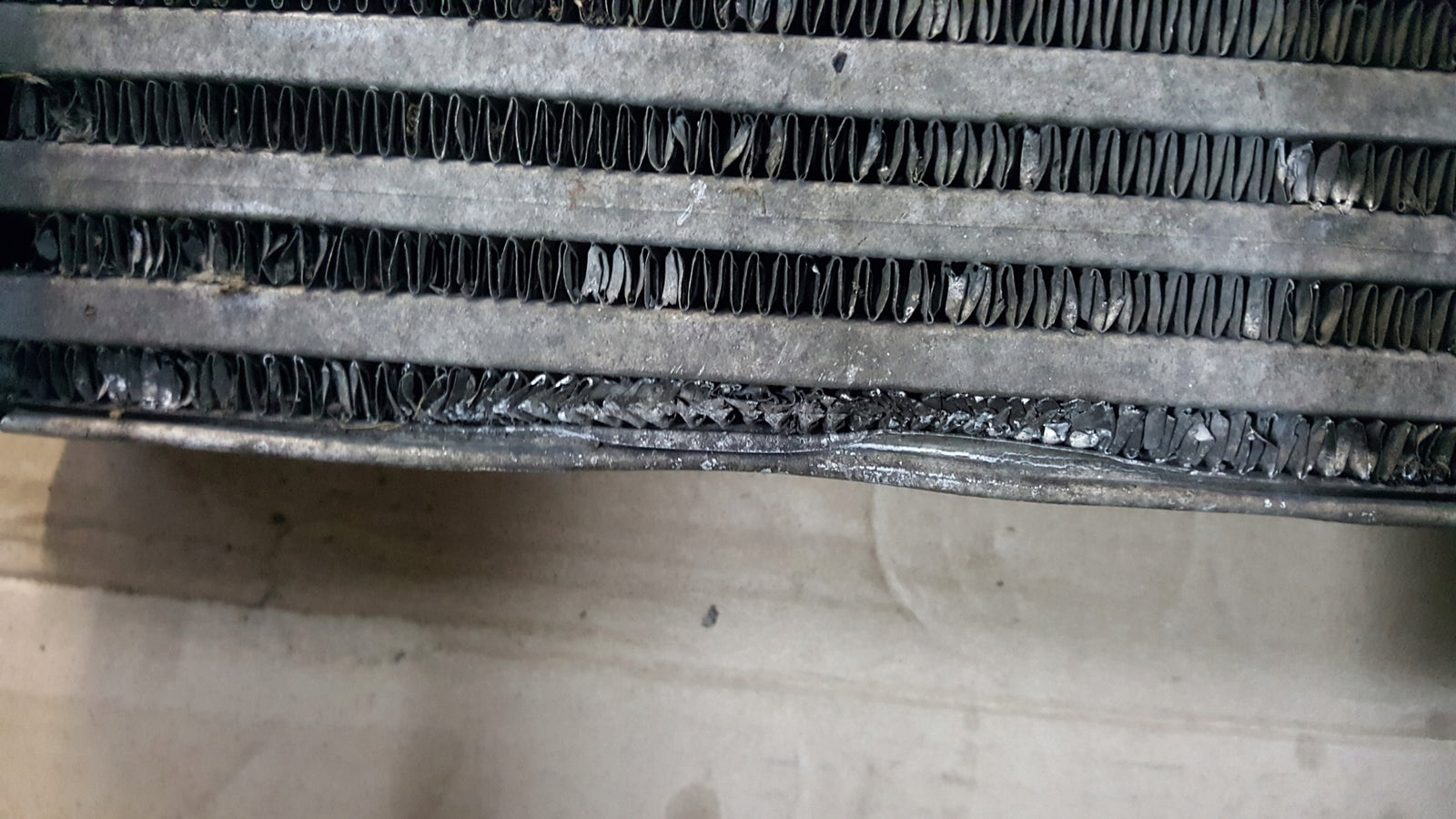 AUDI VW CHŁODNICA POWIETRZA INTERCOOLER 7P0145804A