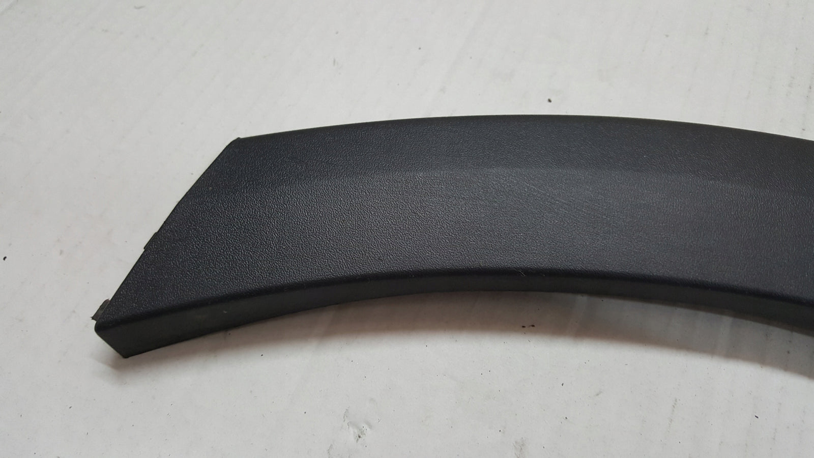 Listwa błotnika prawy przód SEAT ARONA 6F9854828 demontaż