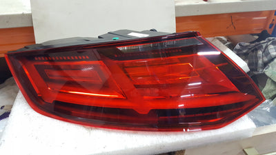 Tylna lewa lampa LED AUDI TT TTS TTRS 8S0945095E demontaż