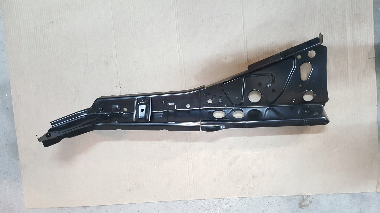 AUDI A3 8Y0 - Górne przednie wzmocnienie błotnika 8Y0810135
