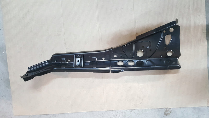 AUDI A3 8Y0 - Górne przednie wzmocnienie błotnika 8Y0810135