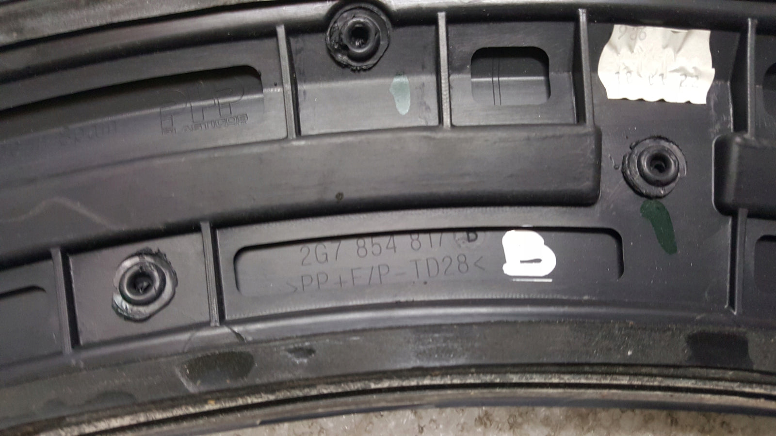 Listwa błotnika lewy tył VW TAIGO 2G7854817B demontaż