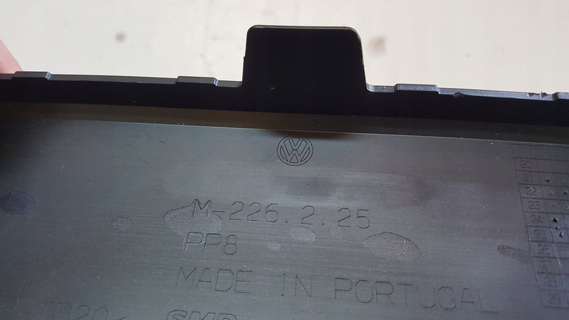 Listwa blenda zderzaka przedniego VW T-ROC 2GA853194 demontaż