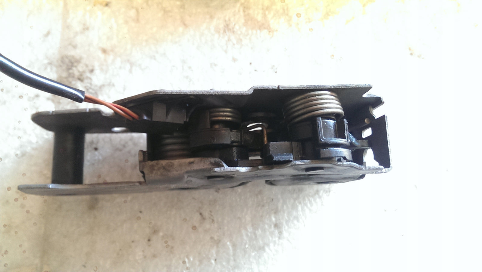 Zamek maski SKODA FABIA II ROOMSTER 5J0823509E