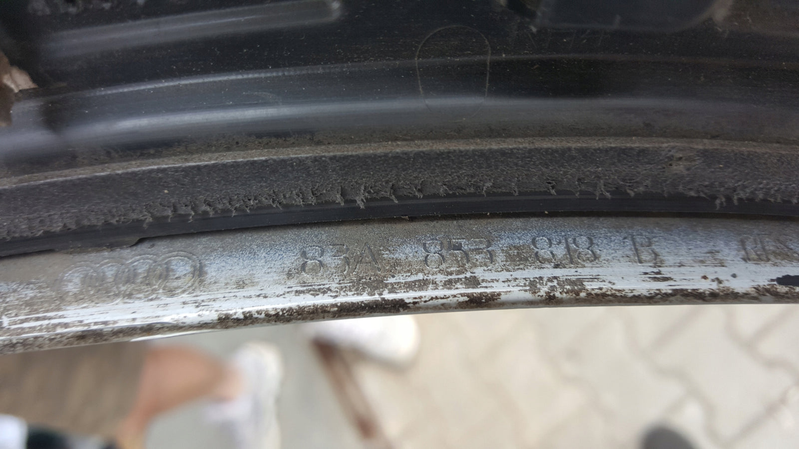 Listwa błotnika prawy tył AUDI Q3 83A853818B demontaż
