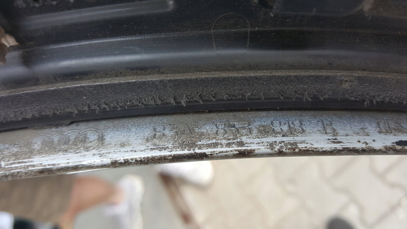 Listwa błotnika prawy tył AUDI Q3 83A853818B demontaż