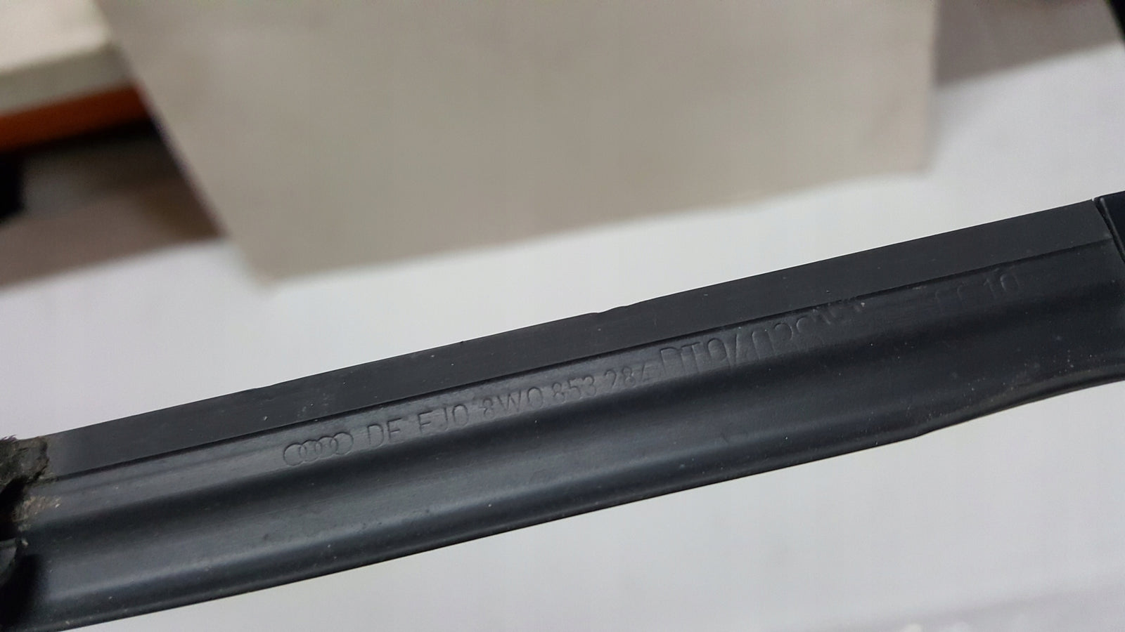 Listwa zgarniająca prawy przód AUDI A4 (B9) RS4 8W0853284D demontaż
