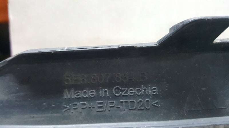 SKODA OCTAVIA IV LISTWA ZDERZAKA PRAWA PRZÓD 5E3807834B