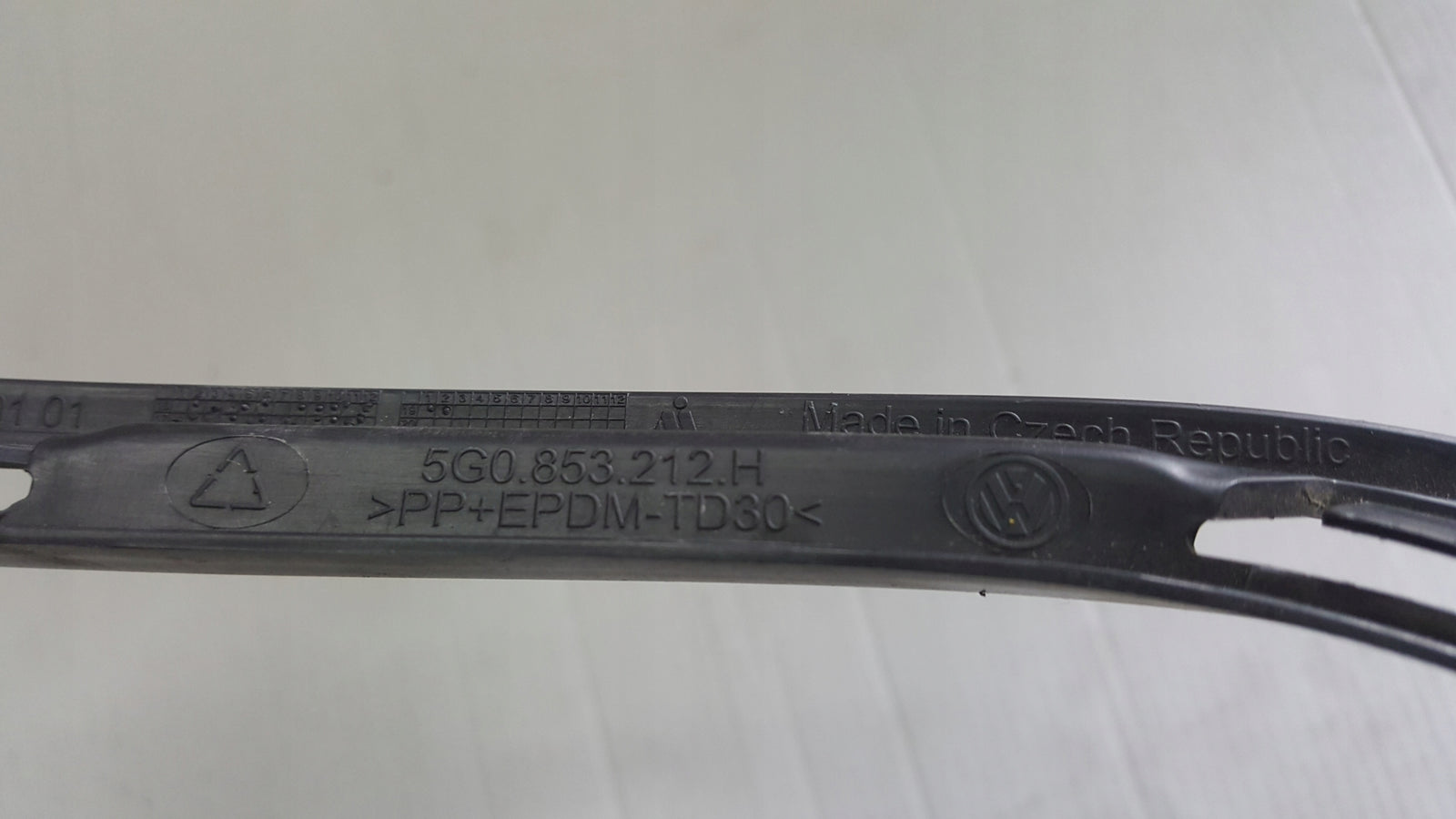 Kratka ramka zderzaka prawy przód VW GOLF VII 5G0853212H demontaż