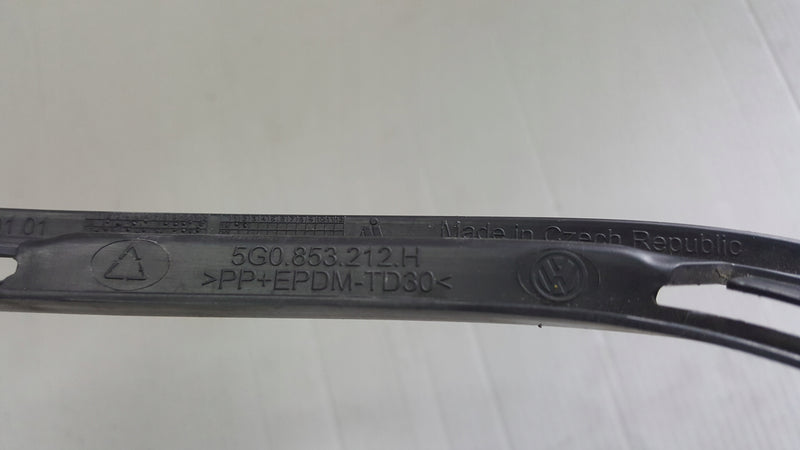 Kratka ramka zderzaka prawy przód VW GOLF VII 5G0853212H demontaż