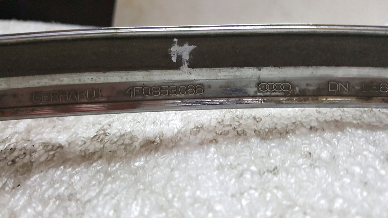 AUDI A6 C6 - LISTWA ZDERZAKA PRAWY PRZÓD 4F0853066