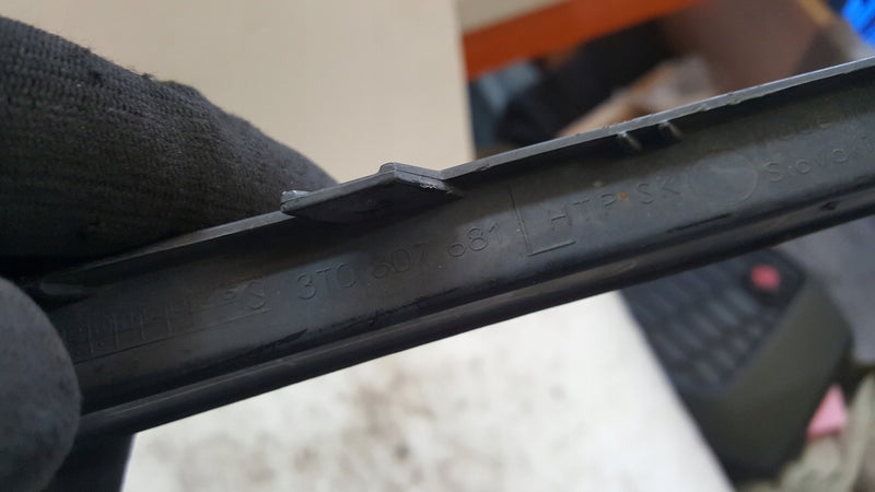 Ramka halogenu lewy przód SKODA SUPERB 3T0807681