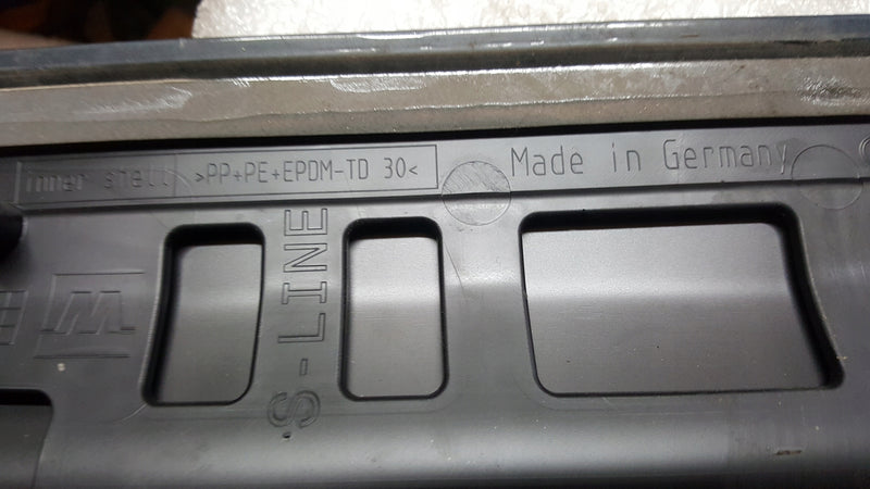 Listwa drzwi prawy tył AUDI Q2 S-LINE 81A853970A