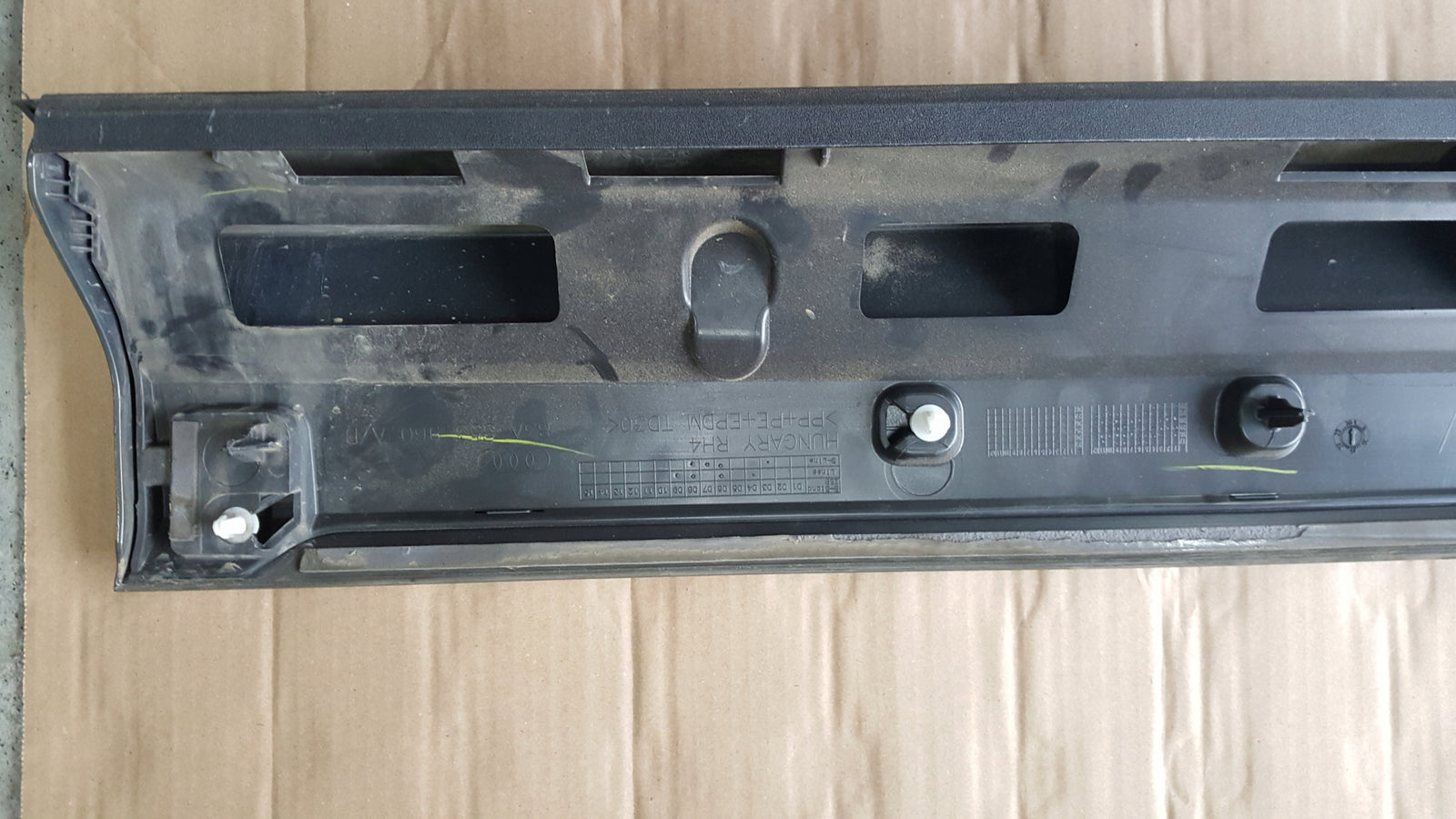 Listwa drzwi prawy przód AUDI Q3 II 83A853960A/B