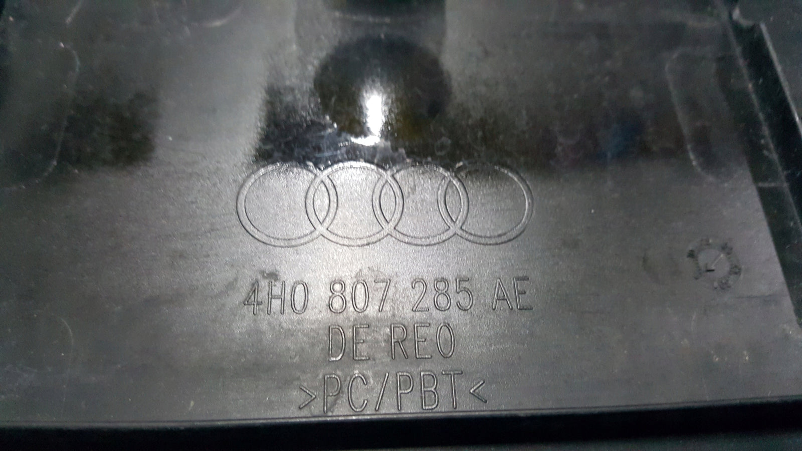 Przednia podkładka tablicy rejestracyjnej AUDI A8 D4 4H0807285AE