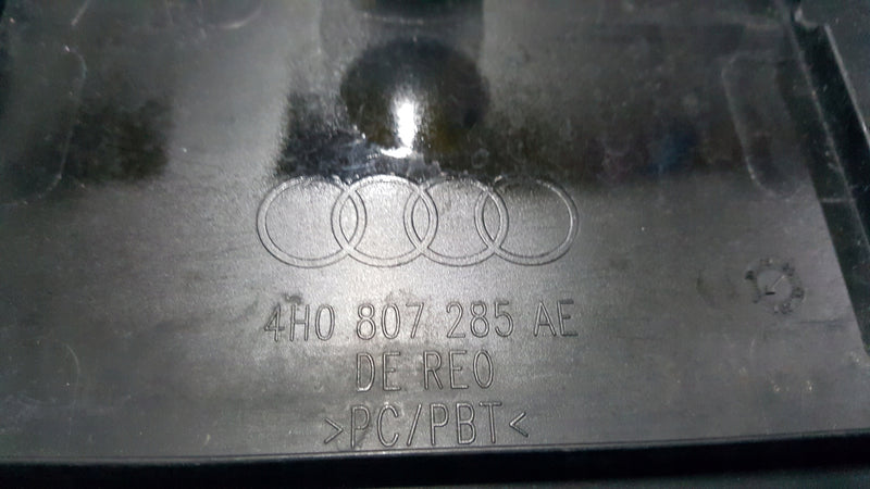 Przednia podkładka tablicy rejestracyjnej AUDI A8 D4 4H0807285AE
