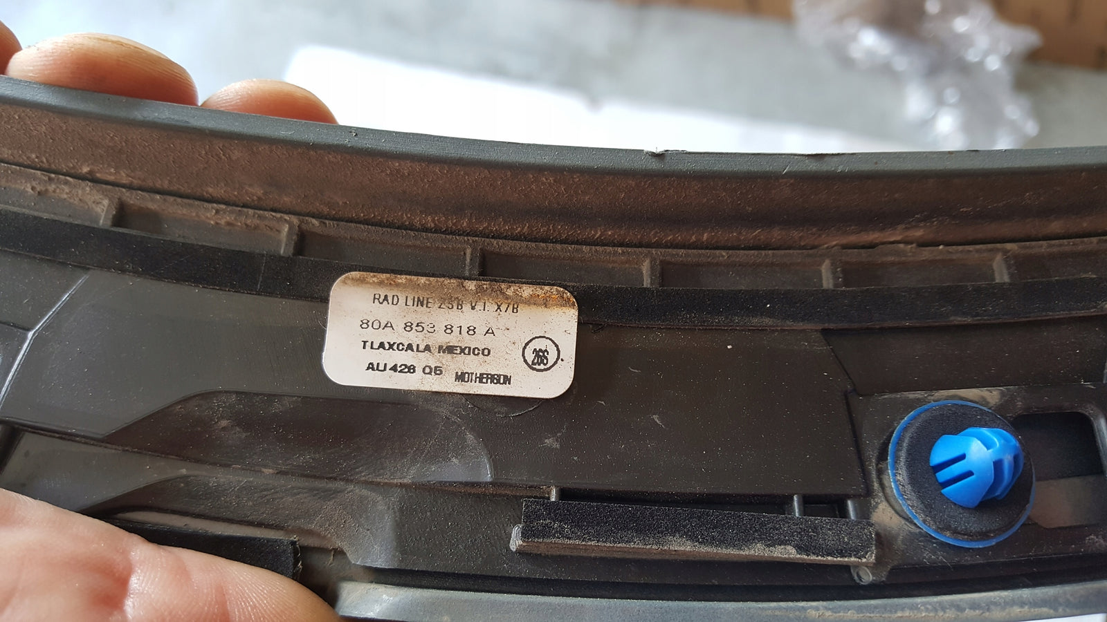 Listwa błotnika PR tył AUDI Q5 80A853818A demontaż