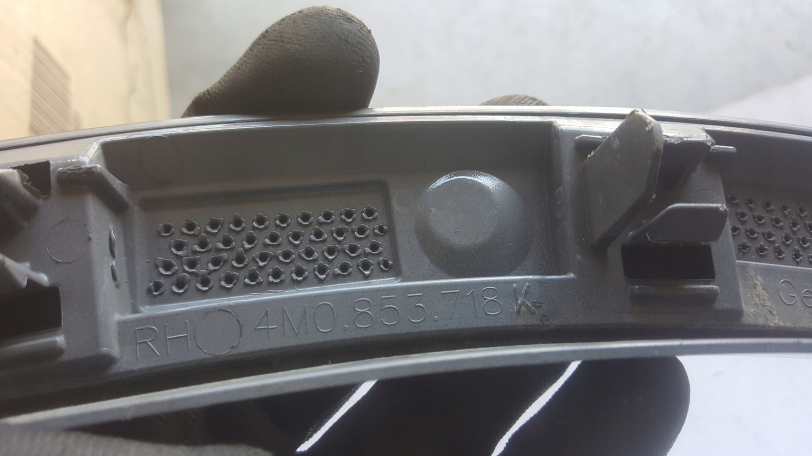 Listwa błotnika prawy przód AUDI Q7 4M0853718K demontaż