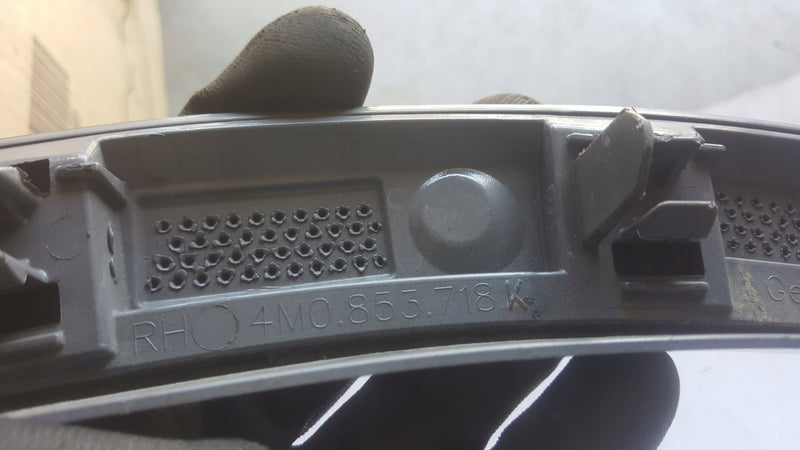 Listwa błotnika prawy przód AUDI Q7 4M0853718K demontaż