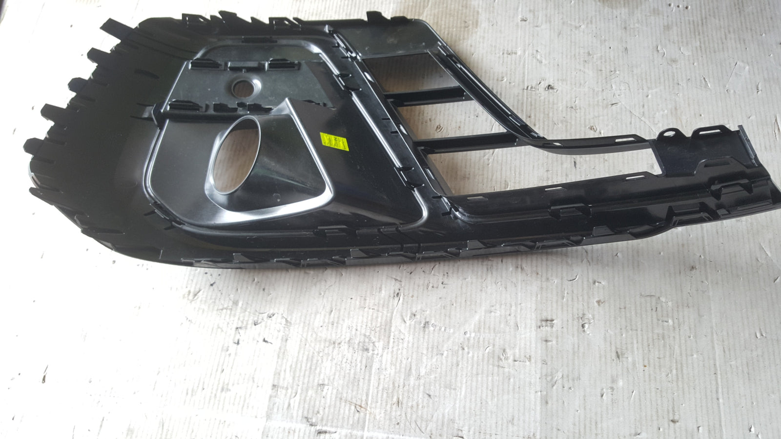 Kratka zderzaka przedniego lewa strona AUDI A8 (D5) 4N0807681 demontaż