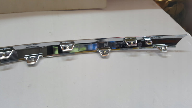 NOWA ORYGINALNA listwa chrom grilla przód prawa strona VW T6 7LA853764