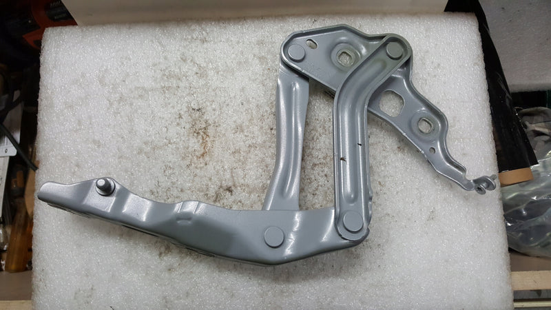 Zawias maski prawy-- SKODA OCTAVIA 5E3823302 demontaż