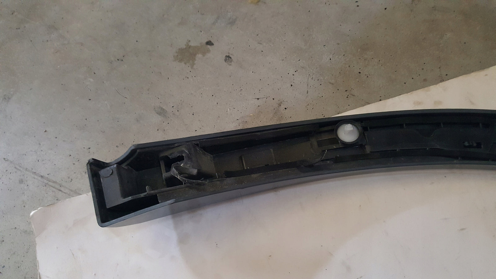 Listwa błotnika prawy tył AUDI Q5 80A853818A demontaż
