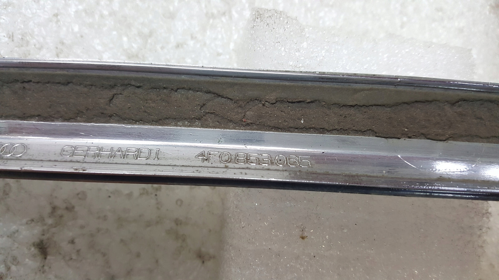 AUDI A6 C6 LIFT 08- OZDOBNA LISTWA CHROM ZDERZAKA PRZÓD LEWA 4F0853065