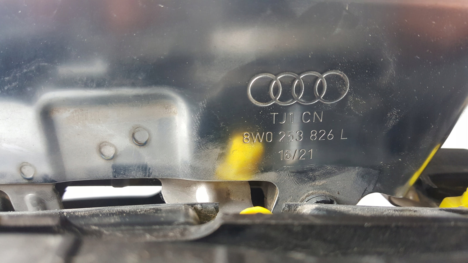 Prawa końcówka wydechu + uchwyt AUDI 8W0253826L 8W0807348E demontaż