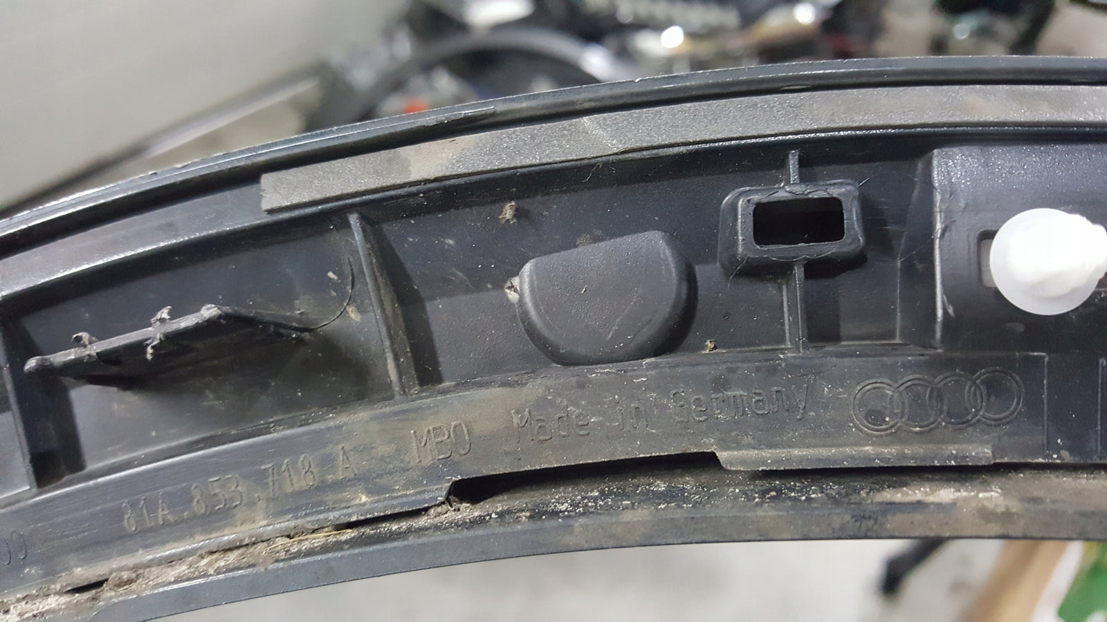 Listwa błotnika prawy przód AUDI Q2 81A853718A