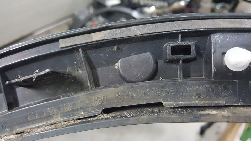 Listwa błotnika prawy przód AUDI Q2 81A853718A