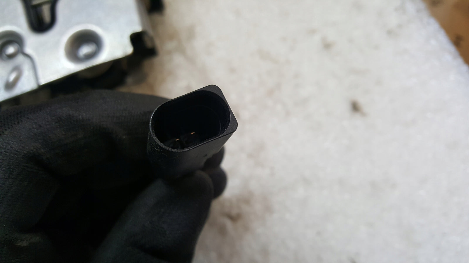 Zamek maski VW SKODA 1S0823509E NOWY oryginał