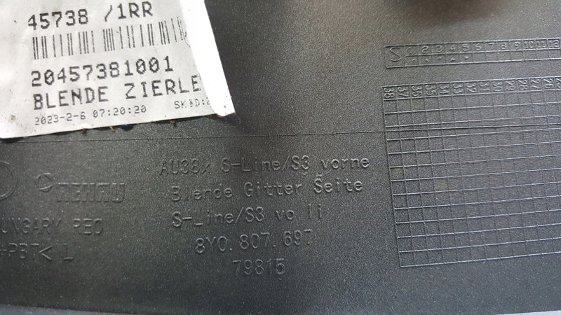 Listwa zderzaka lewy przód AUDI A3 S-LINE 8Y0807697 demontaż