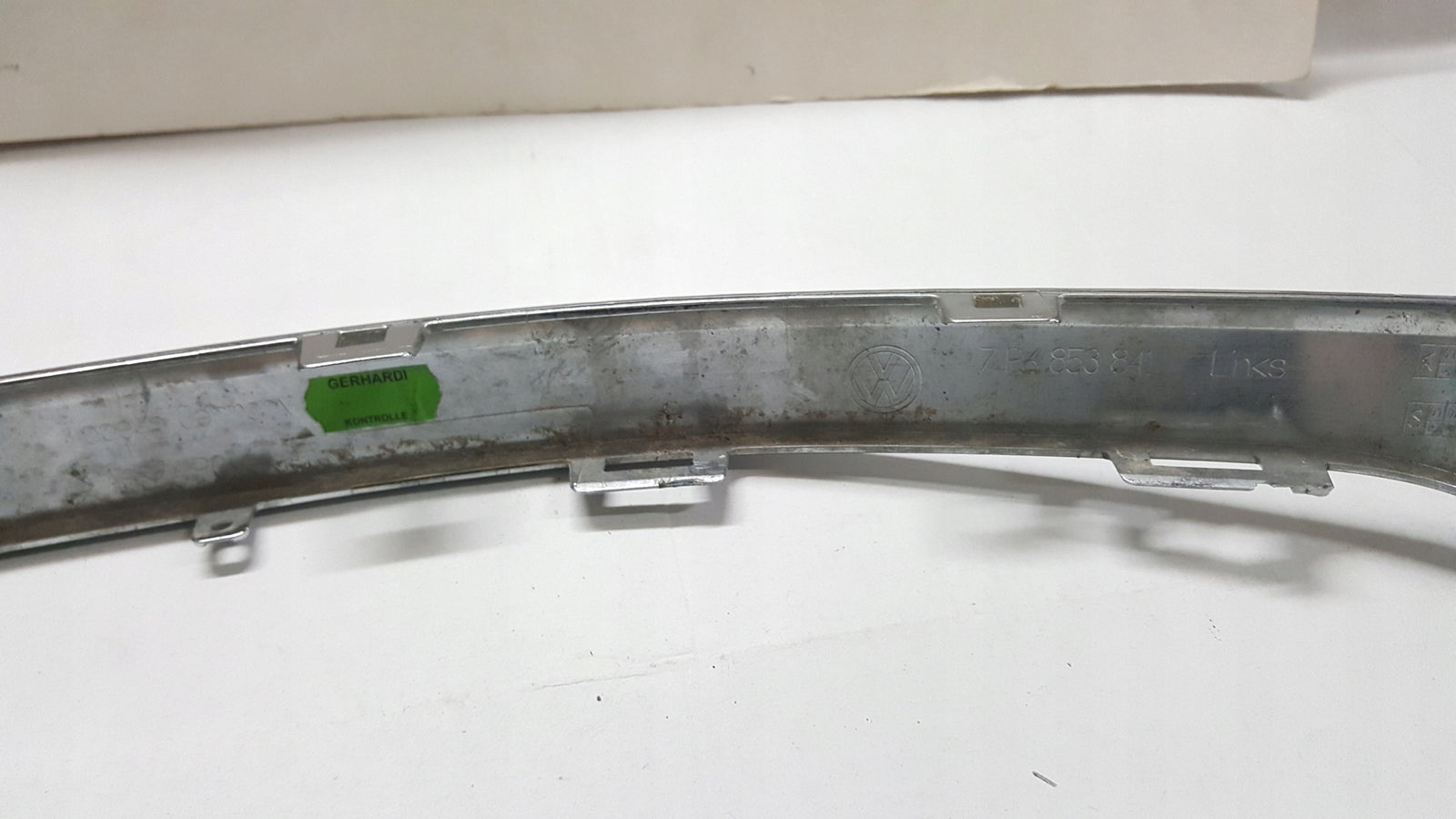Listwa chrom zderzaka tylnego lewa strona VW TOUAREG 7P6853841 demontaż