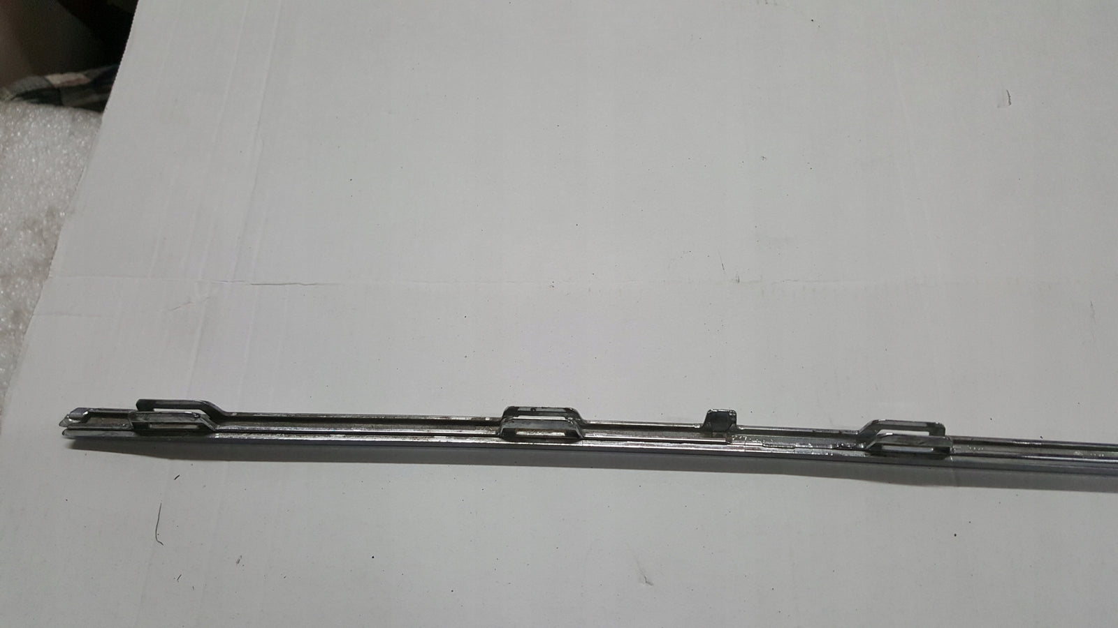 Listwa chrom zderzaka tylnego VW GOLF VII GOLF SPORTSVAN 5G6853333 demontaż