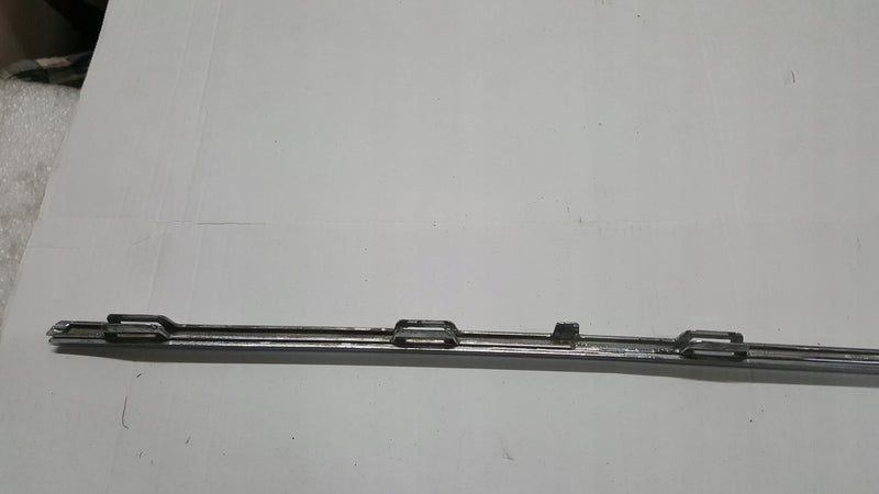 Listwa chrom zderzaka tylnego VW GOLF VII GOLF SPORTSVAN 5G6853333 demontaż