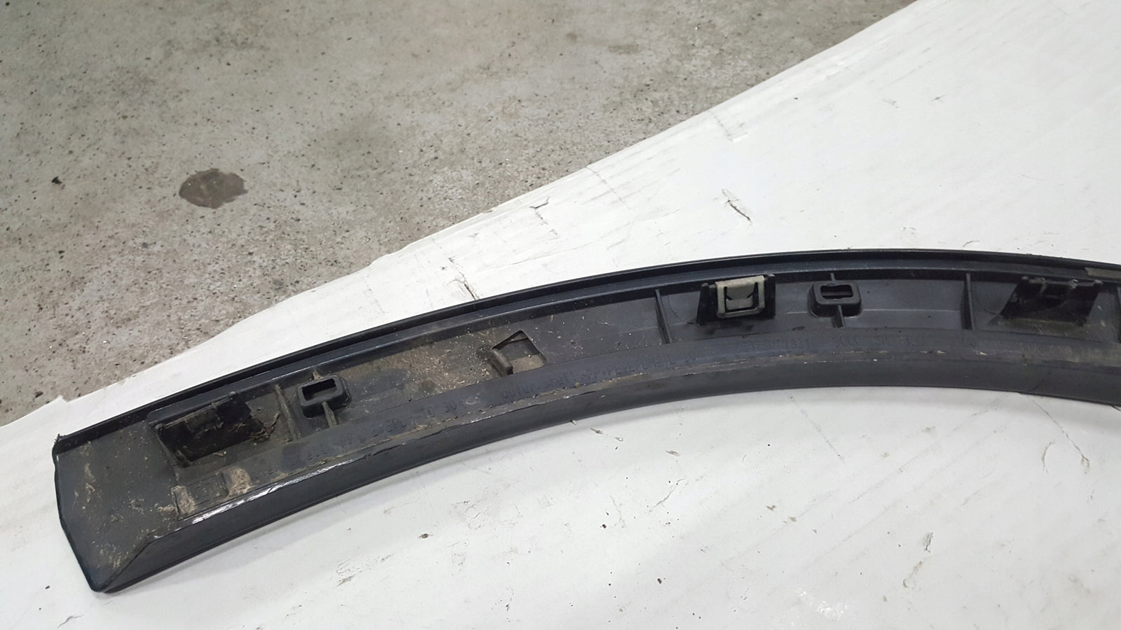 Listwa błotnika prawy przód AUDI Q2 81A853718A
