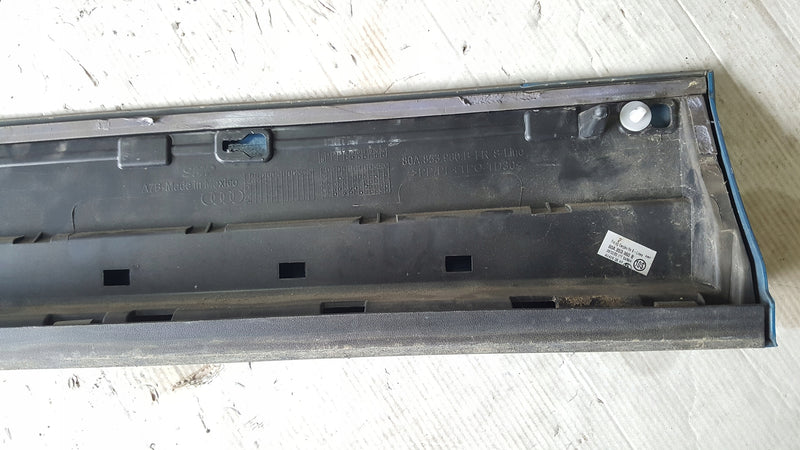 Listwa drzwi prawy przód AUDI Q5 S-LINE 80A853960B demontaż