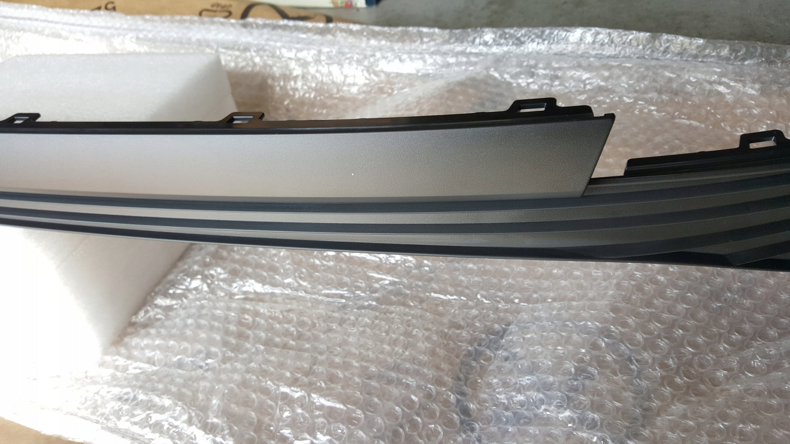 NOWA ORYGINALNA listwa kratka zderzaka tylnego AUDI Q4 e-tron 89A807833A