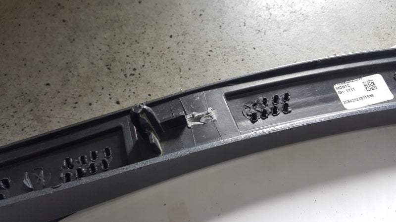 Listwa błotnika prawy przód VW TOUAREG 3 760853718A demontaż