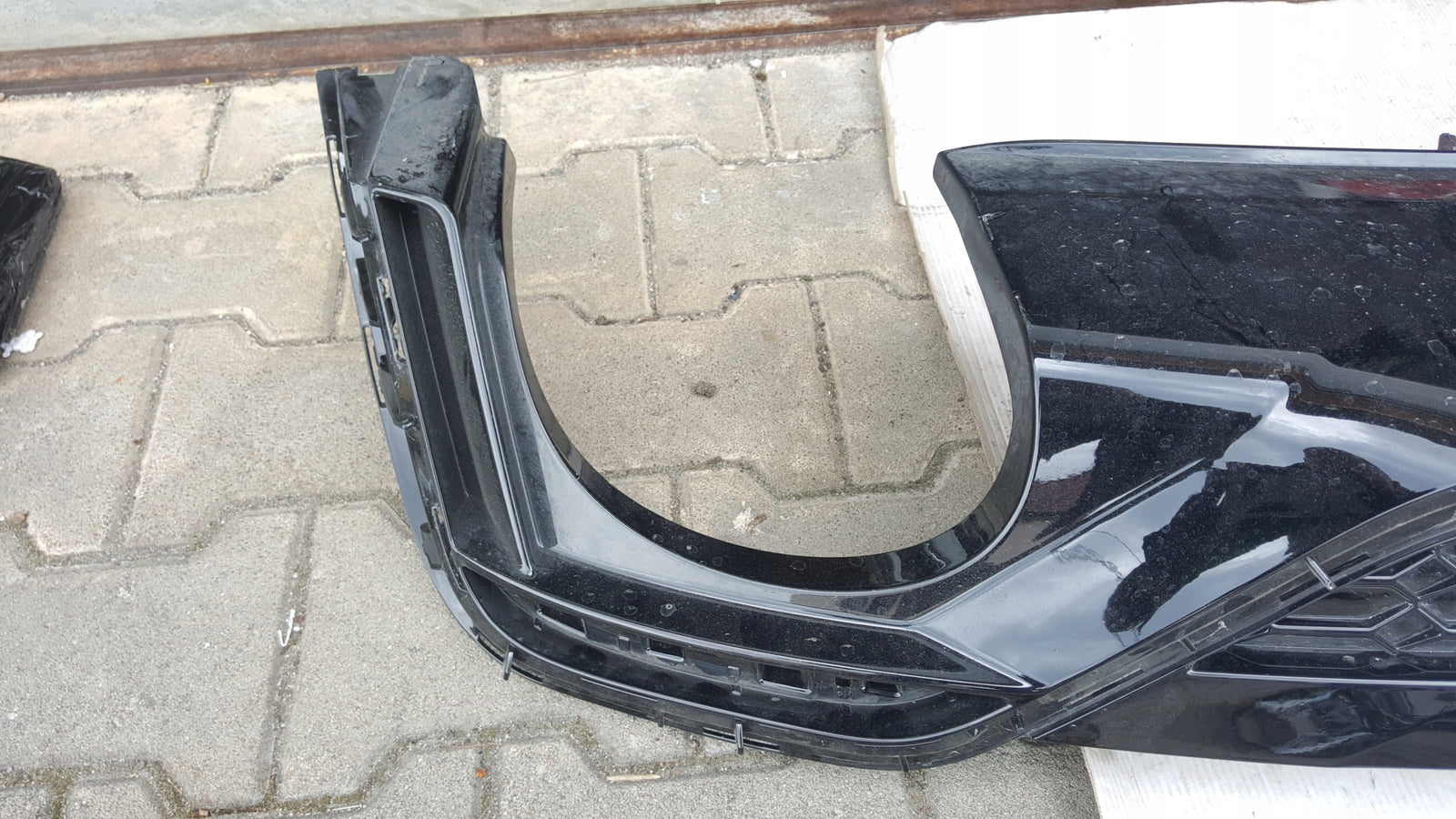 Dokładka dyfuzor spoiler zderzaka tylnego AUDI RS5 8W6807521AL demontaż