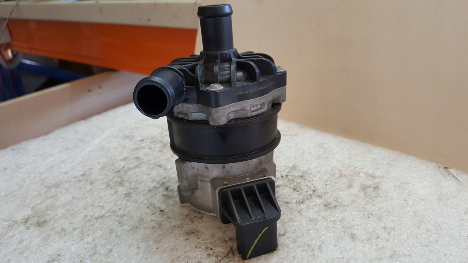 Dodatkowa pompa obiegu wody VW AUDI 4N0965567 demontaż