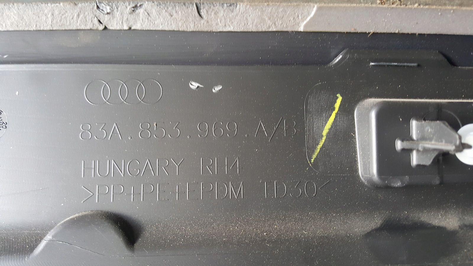 Listwa drzwi lewy tył AUDI Q3 II 83A853969A/B
