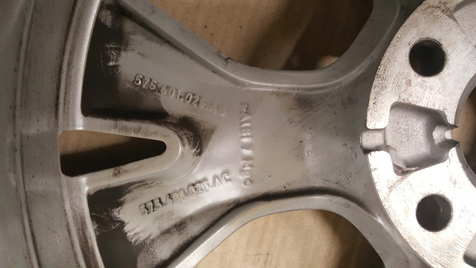 SEAT FELGA ALUMINIOWA 7JX18 ET45 575601025AL