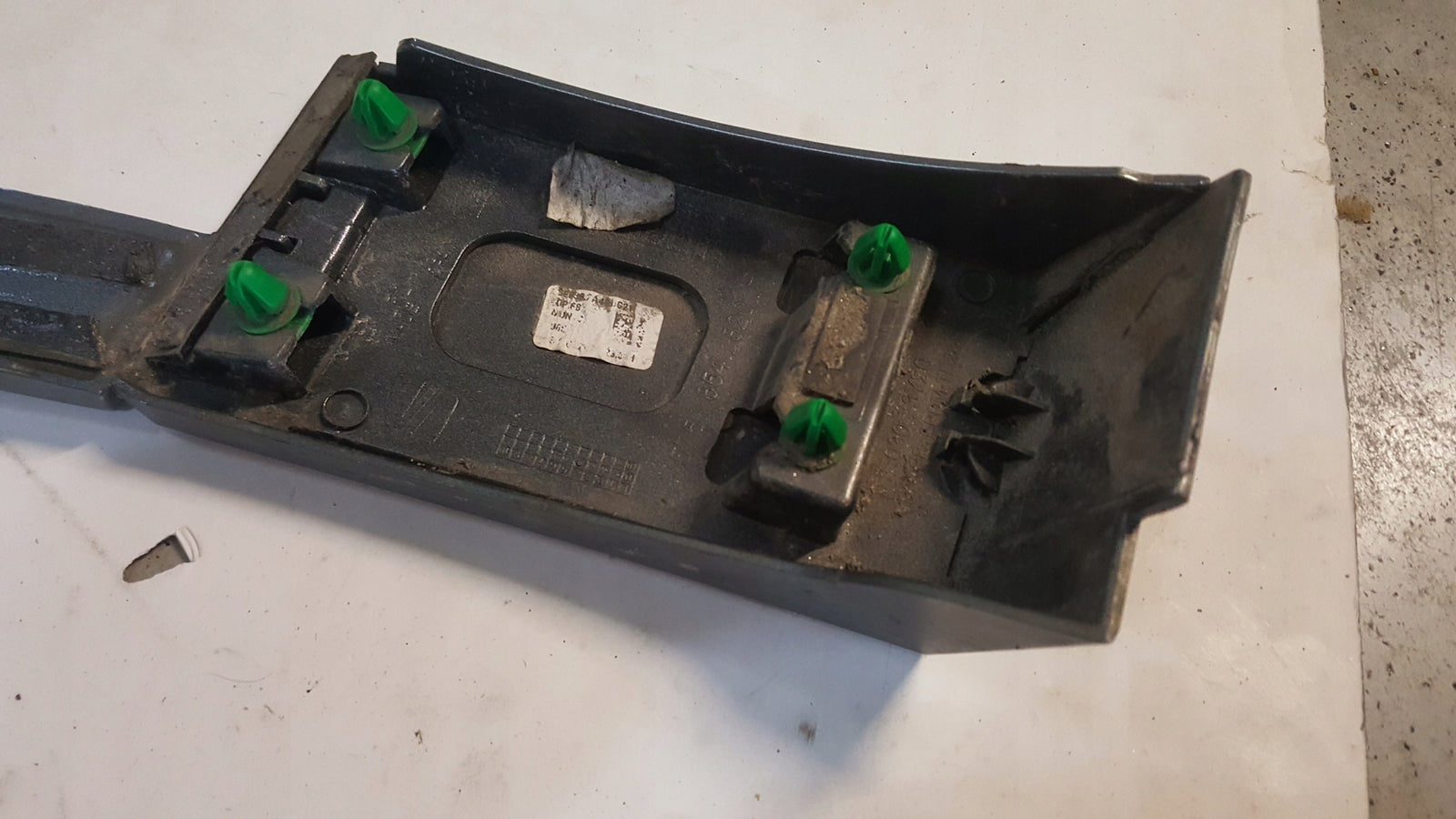 Listwa błotnika prawy przód SEAT ATECA 575854820H demontaż